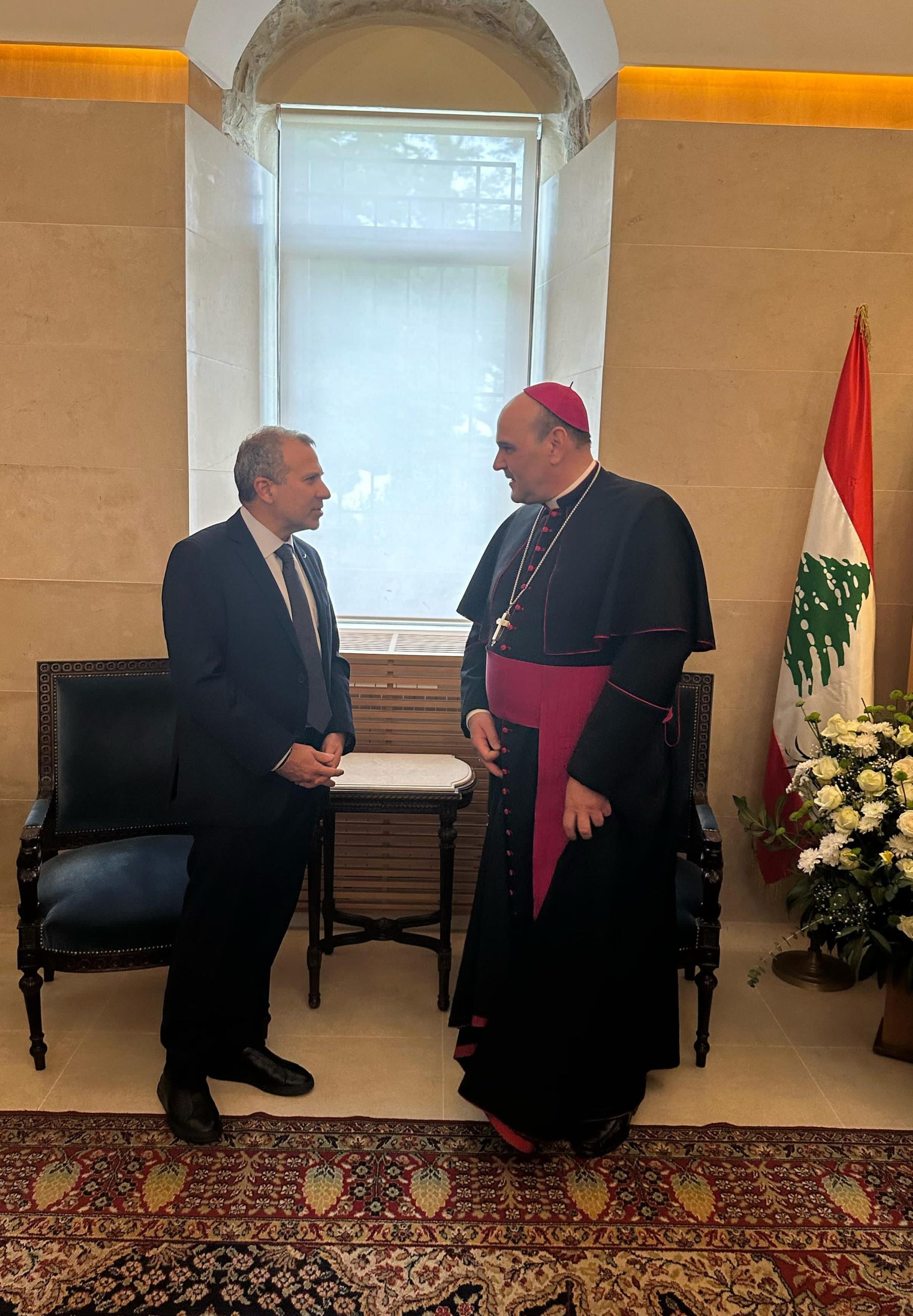 قدم رئيس التيار الوطني الحر النائب جبران باسيل على رأس وفد التعازي بالبابا فرنسيس، وذلك في السفارة البابوية في حريصا.