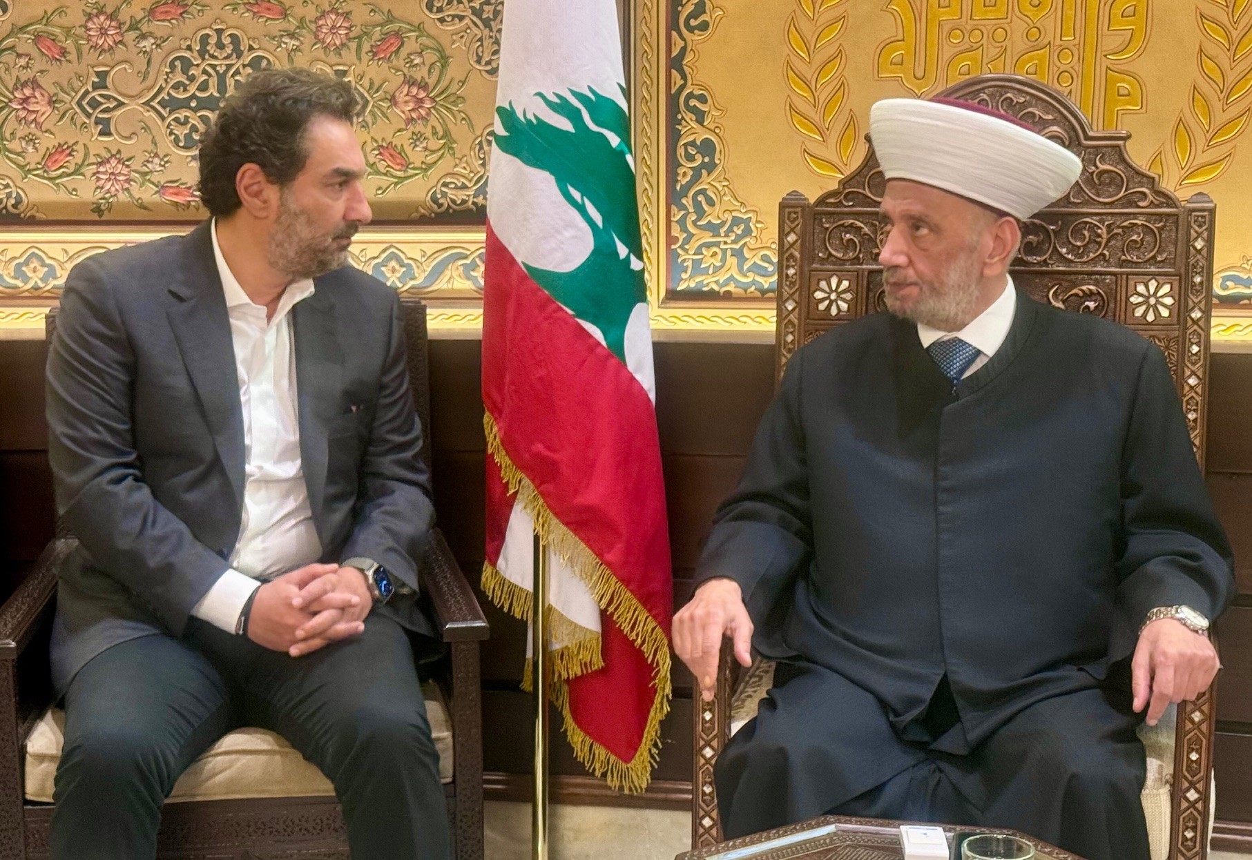 استقبل مفتي الجمهورية اللبنانية الشيخ عبد اللطيف دريان في دار الفتوى النائب وضاح الصادق استقبل مفتي الجمهورية اللبنانية الشيخ عبد اللطيف دريان في دار الفتوى النائب وضاح الصادق
