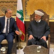 اكد مفتي الجمهورية اللبنانية الشيخ عبد اللطيف دريان أمام زواره ان الانتخابات البلدية والاختيارية هي استحقاق وطني، ودار الفتوى على مسافة واحدة من جميع المرشحين  في كافة المناطق اللبنانية، وكل مرشح  بالنسبة لها  هو من أبنائها  ولا تميز بين واحد و آخر