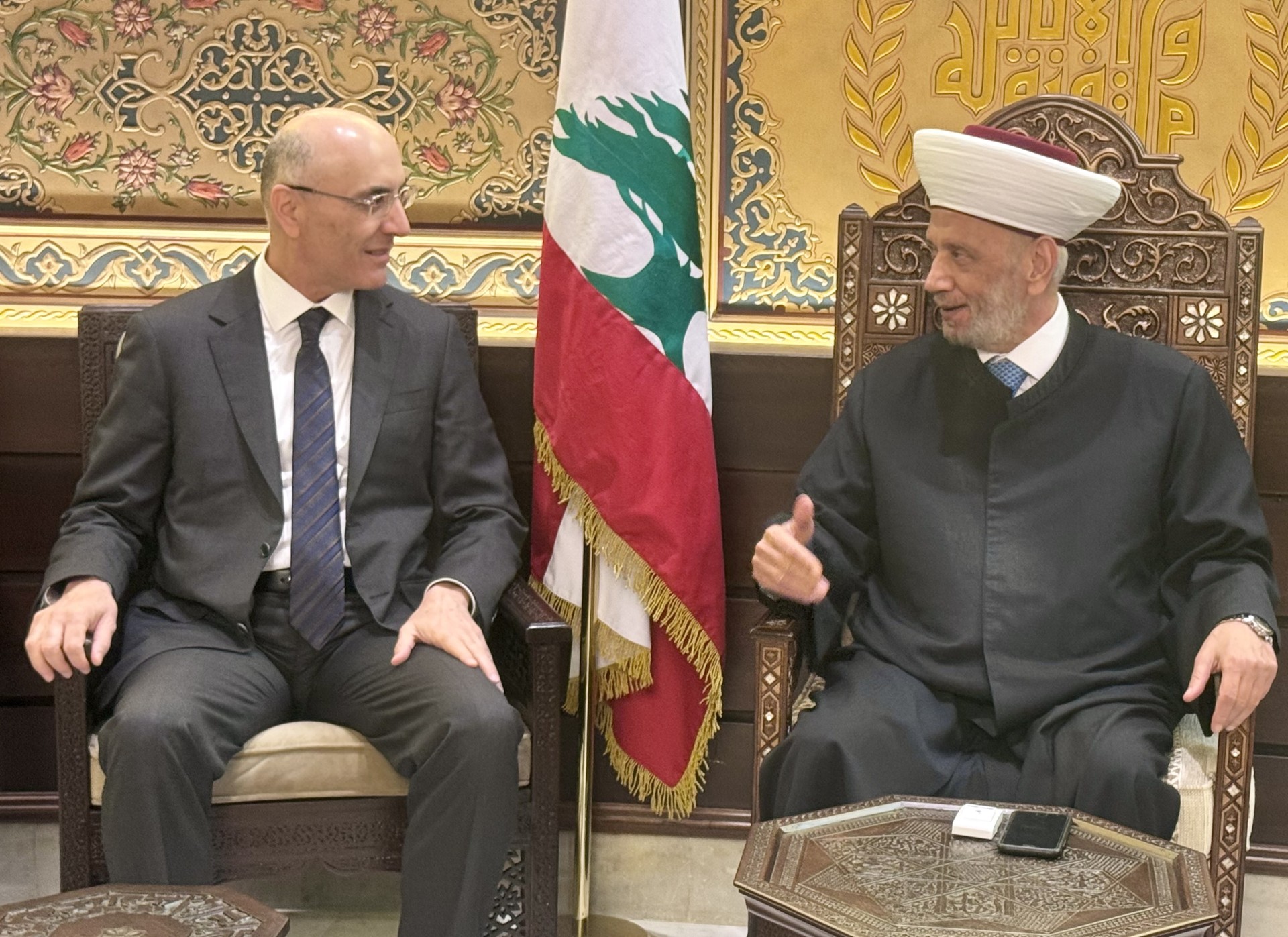 استقبل مفتي الجمهورية اللبنانية الشيخ عبد اللطيف دريان في دار الفتوى وزير الداخلية والبلديات أحمد الحجار الذي قال بعد اللقاء: أحببت اليوم أن أقوم بزيارة سماحته، لأطلعه على التحضيرات التي تقوم بها وزارة الداخلية لإجراء الانتخابات البلدية والاختيارية في كل لبنان، بدءًا بمحافظة جبل لبنان، ومن المؤكد أنَّ سماحته يعطي بركاته لكل الوطن، ويعطي توجيهاته دائمًا بالحفاظ على الوحدة في لبنان، وعلى إجراء الاستحقاقات الدستورية في وقتها، وعنده حرص على العملية الانتخابية أن تجري بسلاسة، وبكل دقة، وبدون أيِّ مشاكل، كما كان له لفتة خاصة لمدينة بيروت، وحرصٌ على المناصفة في المجلس البلدي القادم لمدينة بيروت، وهذا الأمر متروك طبعًا للقوى السياسية في مدينة بيروت. ووزارة الداخلية كما قلت سابقًا حريصة على إجراء الانتخابات في كلِّ لبنان، وفي مدينة بيروت، بكل نزاهة وشفافيَّة، وبكل حيادية من قِبلِ أجهزة الوزارة، والأجهزة الحكومية أيضًا، وفي الوقت نفسه أنا شخصيًّا كمواطن لبنانيّ، عندي حرص مثل سماحة المفتي، وكما تفضَّل على المناصفة في مدينة بيروت، وعلى العيش المشترك الذي هو نقطة القوة في بلدنا لبنان. إنَّ مسعى التوافق حاضر ومستمر، وسماحته يدعم هذا الشيء وهذا وهذا متروك للقوى السياسية في بيروت وللناخبين بأن يمارسوا حقهم بكل حرية ووعي، وبكل مسؤولية، حفاظاً على وحدة المدينة ودورها التاريخي كعاصمة وحاضنة لكل أبناء الوطن. فبسئل: هناك خوف من بعض المواطنين في لبنان، من تكرار العدوان الإسرائيلي على بعض المناطق، فهل هذا يؤثر على عملية الانتخاب؟ أجاب: بالطبع هناك تحديات أمنية تواجهنا من أجل إجراء الاستحقاق الانتخابيّ، كما تواجهنا هذه التحديات في كل أمور الحياة اليومية في لبنان، لكنَّ هذا لن يثنينا بتاتاً عن التزام إجراء الاسحقاقات في وقتها، وأولها الاستحقاق الانتخابي بدءاً بمحافظة جبل لبنان يوم الأحد. إنَّ وزارة الداخلية والحكومة تعملان وفقاً لأجندة الدولة اللبنانية، وليس لأيِّ جهة أو أجندة خارجية، “وتحديداً العدو الإسرائيلي.” استقبل مفتي الجمهورية اللبنانية الشيخ عبد اللطيف دريان في دار الفتوى وزير الداخلية والبلديات أحمد الحجار الذي قال بعد اللقاء: أحببت اليوم أن أقوم بزيارة سماحته، لأطلعه على التحضيرات التي تقوم بها وزارة الداخلية لإجراء الانتخابات البلدية والاختيارية في كل لبنان، بدءًا بمحافظة جبل لبنان، ومن المؤكد أنَّ سماحته يعطي بركاته لكل الوطن، ويعطي توجيهاته دائمًا بالحفاظ على الوحدة في لبنان، وعلى إجراء الاستحقاقات الدستورية في وقتها، وعنده حرص على العملية الانتخابية أن تجري بسلاسة، وبكل دقة، وبدون أيِّ مشاكل، كما كان له لفتة خاصة لمدينة بيروت، وحرصٌ على المناصفة في المجلس البلدي القادم لمدينة بيروت، وهذا الأمر متروك طبعًا للقوى السياسية في مدينة بيروت. ووزارة الداخلية كما قلت سابقًا حريصة على إجراء الانتخابات في كلِّ لبنان، وفي مدينة بيروت، بكل نزاهة وشفافيَّة، وبكل حيادية من قِبلِ أجهزة الوزارة، والأجهزة الحكومية أيضًا، وفي الوقت نفسه أنا شخصيًّا كمواطن لبنانيّ، عندي حرص مثل سماحة المفتي، وكما تفضَّل على المناصفة في مدينة بيروت، وعلى العيش المشترك الذي هو نقطة القوة في بلدنا لبنان. إنَّ مسعى التوافق حاضر ومستمر، وسماحته يدعم هذا الشيء وهذا وهذا متروك للقوى السياسية في بيروت وللناخبين بأن يمارسوا حقهم بكل حرية ووعي، وبكل مسؤولية، حفاظاً على وحدة المدينة ودورها التاريخي كعاصمة وحاضنة لكل أبناء الوطن. فبسئل: هناك خوف من بعض المواطنين في لبنان، من تكرار العدوان الإسرائيلي على بعض المناطق، فهل هذا يؤثر على عملية الانتخاب؟ أجاب: بالطبع هناك تحديات أمنية تواجهنا من أجل إجراء الاستحقاق الانتخابيّ، كما تواجهنا هذه التحديات في كل أمور الحياة اليومية في لبنان، لكنَّ هذا لن يثنينا بتاتاً عن التزام إجراء الاسحقاقات في وقتها، وأولها الاستحقاق الانتخابي بدءاً بمحافظة جبل لبنان يوم الأحد. إنَّ وزارة الداخلية والحكومة تعملان وفقاً لأجندة الدولة اللبنانية، وليس لأيِّ جهة أو أجندة خارجية، “وتحديداً العدو الإسرائيلي.”