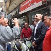 الصيدلي عمر مرجان خلال جولته الأولى في سوق صيدا: “صيدا بدها ونحنا قدها”