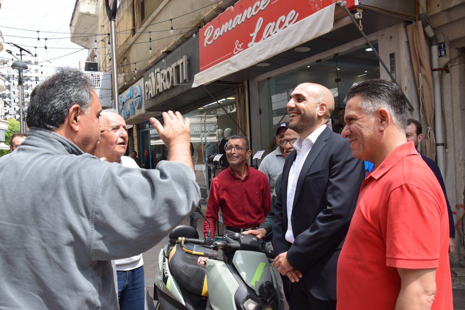 الصيدلي عمر مرجان خلال جولته الأولى في سوق صيدا: “صيدا بدها ونحنا قدها” الصيدلي عمر مرجان خلال جولته الأولى في سوق صيدا: “صيدا بدها ونحنا قدها”