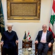 استقبل مفتي الجمهورية اللبنانية الشيخ عبد اللطيف دريان في دار الفتوى وزير الدفاع الوطني ميشال منسى وتم البحث في آخر المستجدات على الساحة اللبنانية لا سيما العدوان الإسرائيلي على الجنوب وضاحية بيروت.