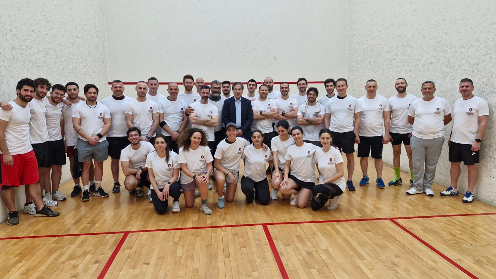 الدورة المفتوحة للسكواش في الجامعة الأميركية تتواصل بنجاح الدورة المفتوحة للسكواش في الجامعة الأميركية تتواصل بنجاح