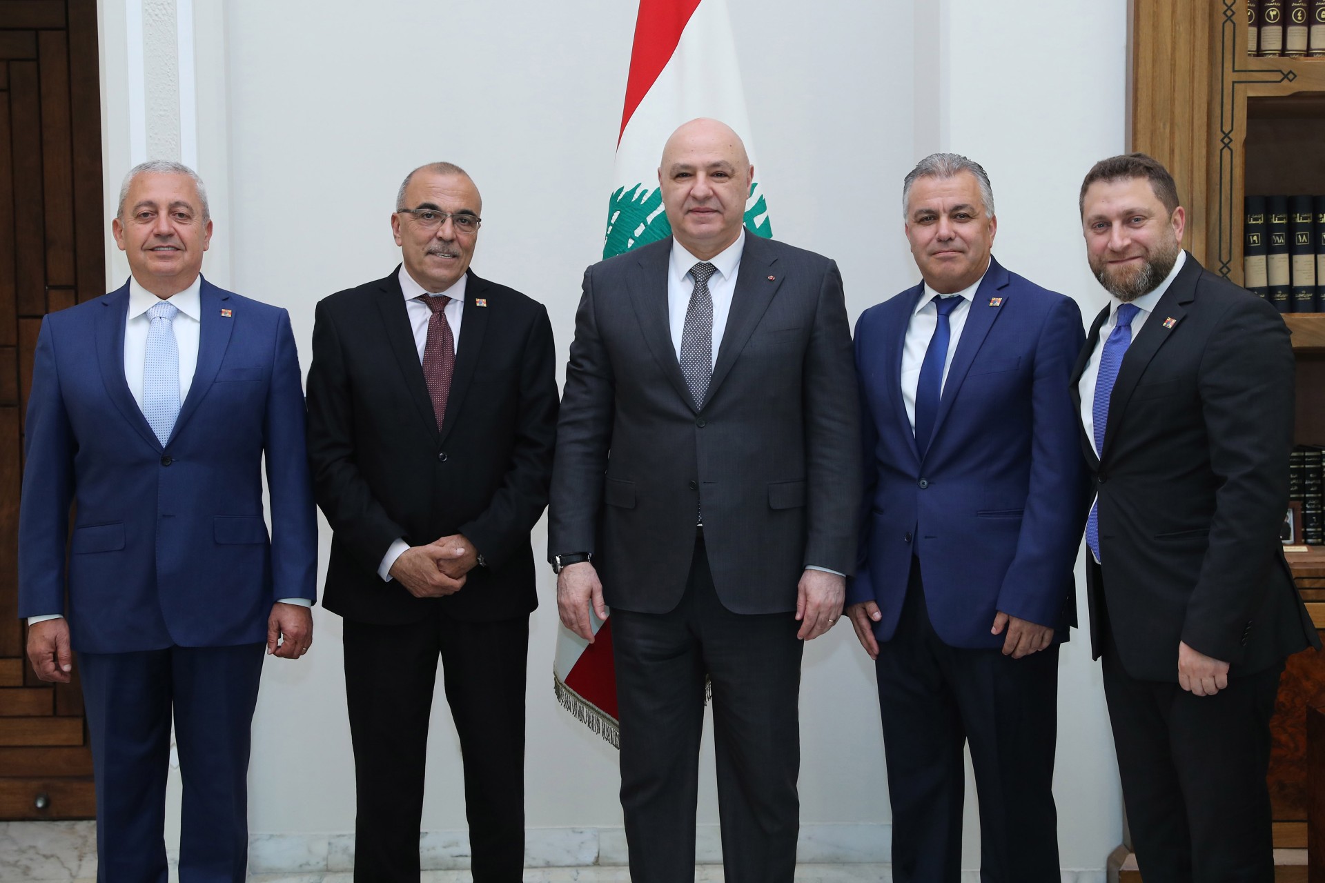 الرئيس عون عرض شؤونا رياضية واجتماعية مع الوزيرة بيرقدرايان والنائب ابي رميا ورابطة سيدة ايليج الرئيس عون عرض شؤونا رياضية واجتماعية مع الوزيرة بيرقدرايان والنائب ابي رميا ورابطة سيدة ايليج