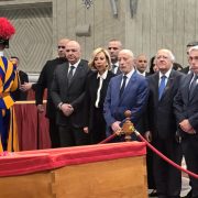 الرئيس عون واللبنانية الاولى القيا النظرة الأخيرة على نعش البابا الراحل فرنسيس