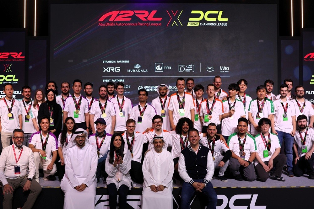 أبوظبي تسجّل إنجازاً جديداً.. الذكاء الاصطناعي يتفوّق على البشر في بطولة الطائرات المسيرة الأكثر إثارة في العالم أبوظبي تسجّل إنجازاً جديداً.. الذكاء الاصطناعي يتفوّق على البشر في بطولة الطائرات المسيرة الأكثر إثارة في العالم