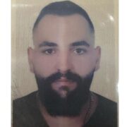 تعميم صورة مطلوب بجرم تزوير بطاقة هويّة. لمن يعرف عنه شيئًا الاتّصال بفصيلة الحدث.