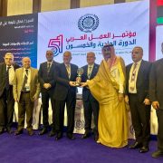 تكريم منير البساط عن جمعية الصناعيين في مؤتمر العمل العربي