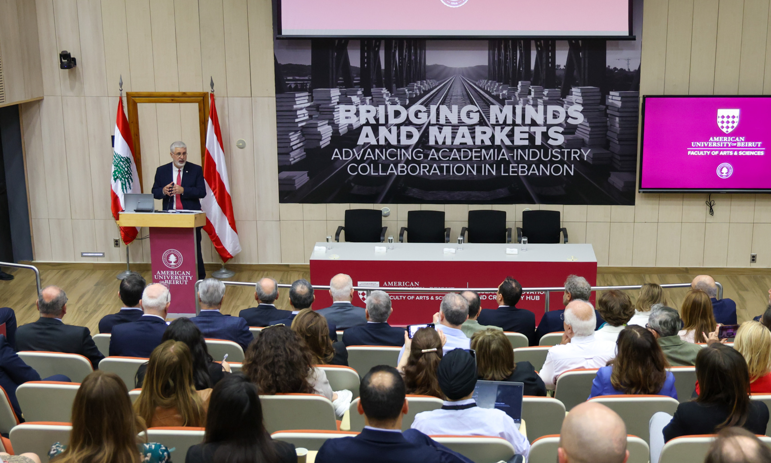 جسر بين العقول والأسواق في الجامعة الأميركية في بيروت: الابتكار والبحث في سبيل لبنان مستدام جسر بين العقول والأسواق في الجامعة الأميركية في بيروت: الابتكار والبحث في سبيل لبنان مستدام