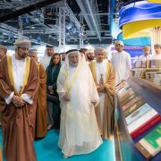 حاكم الشارقة يزور معرض مسقط الدولي للكتاب ويوقع أحدث إصداراته “البرتغاليون في بحر عُمان