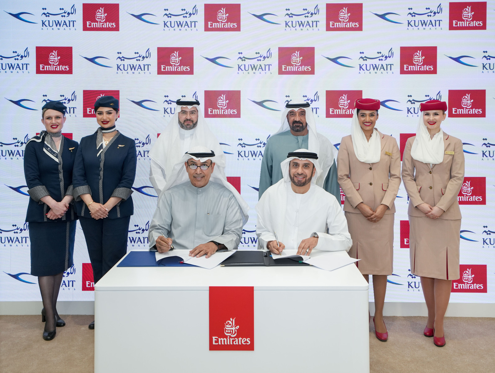 طيران الإمارات توقّع اتفاقية إنترلاين مع الخطوط الجوية الكويتية لتعزيز خيارات السفر طيران الإمارات توقّع اتفاقية إنترلاين مع الخطوط الجوية الكويتية لتعزيز خيارات السفر