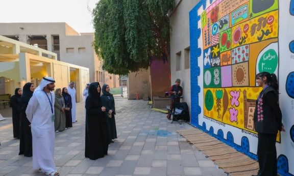 مريم عيد المنصوري تبرز إبداعها في أول مشاركة لها بمهرجان سكة للفنون بدبي