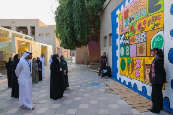مريم عيد المنصوري تبرز إبداعها في أول مشاركة لها بمهرجان سكة للفنون بدبي