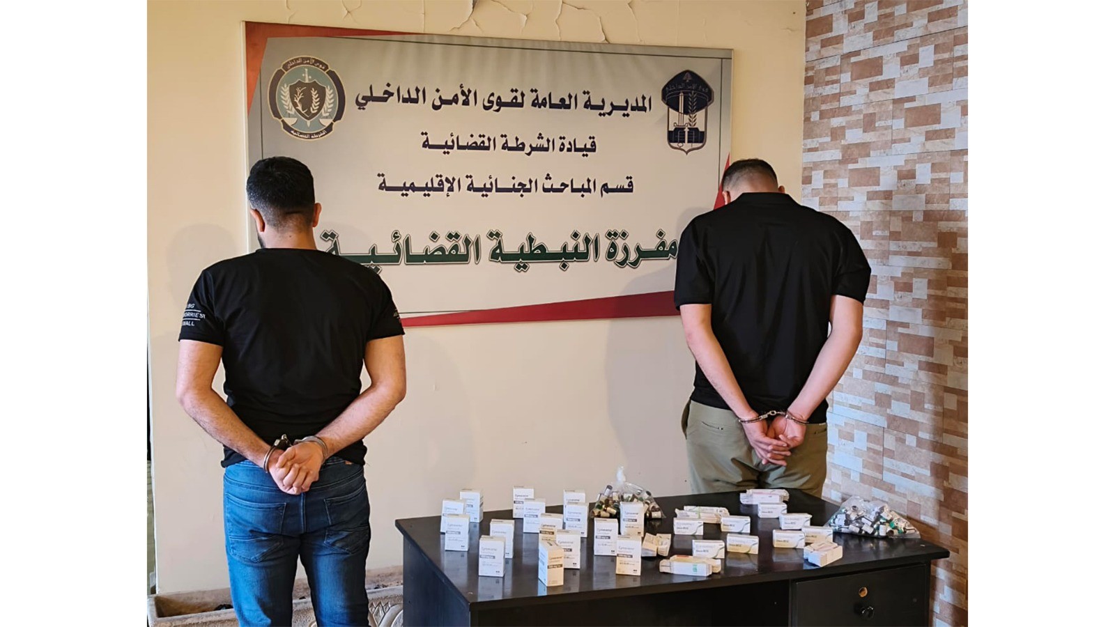 مفرزة النّبطيّة القضائيّة توقف ثلاثة أشخاص وتضبط بحوزتهم كمية من الأدوية المزوّرة. مفرزة النّبطيّة القضائيّة توقف ثلاثة أشخاص وتضبط بحوزتهم كمية من الأدوية المزوّرة.