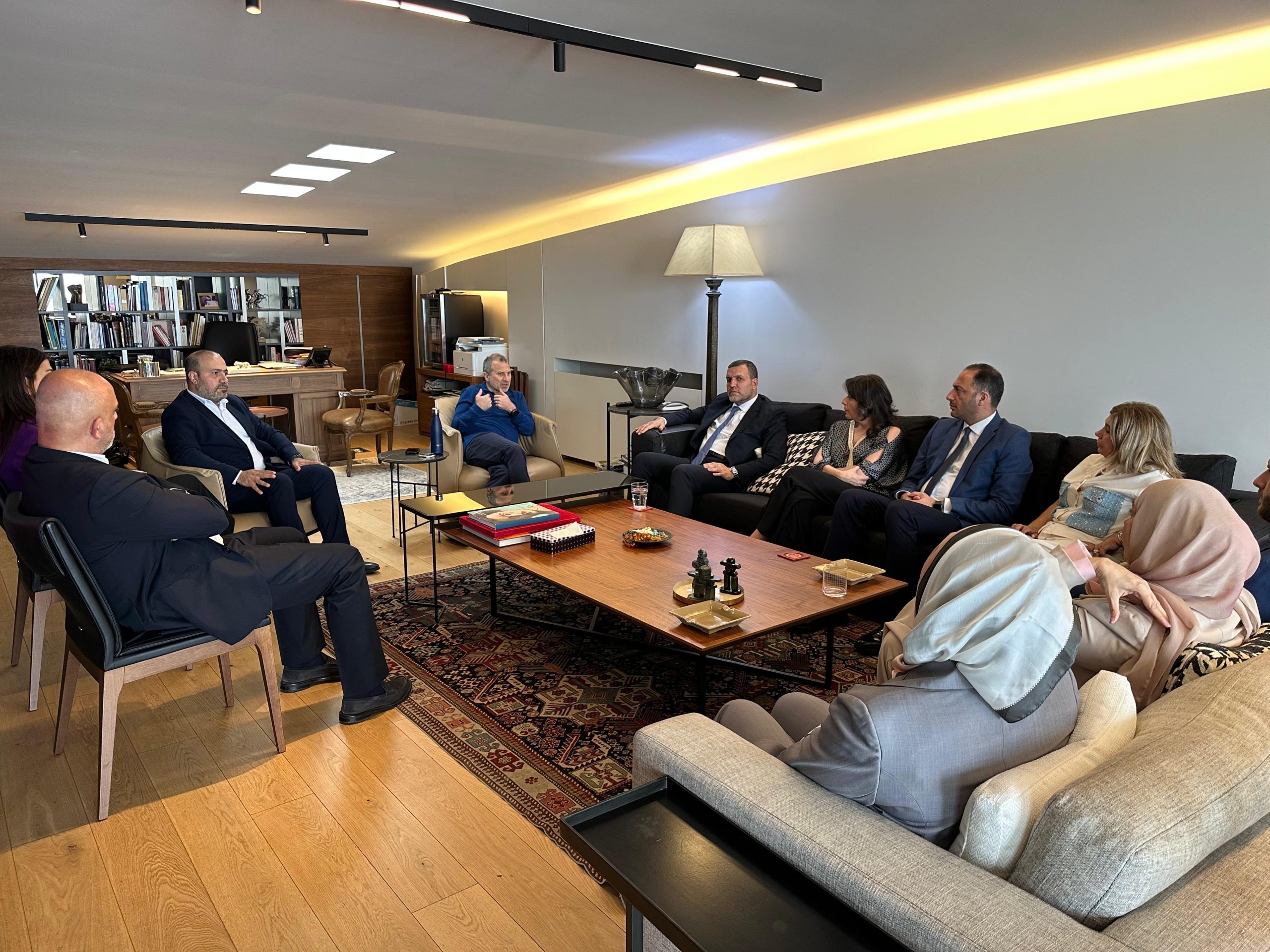 إستقبل رئيس التيار الوطني الحر النائب جبران باسيل لجنة الإغتراب في نقابة المحامين في بيروت برئاسة المحامي سامر بعلبكي إستقبل رئيس التيار الوطني الحر النائب جبران باسيل لجنة الإغتراب في نقابة المحامين في بيروت برئاسة المحامي سامر بعلبكي