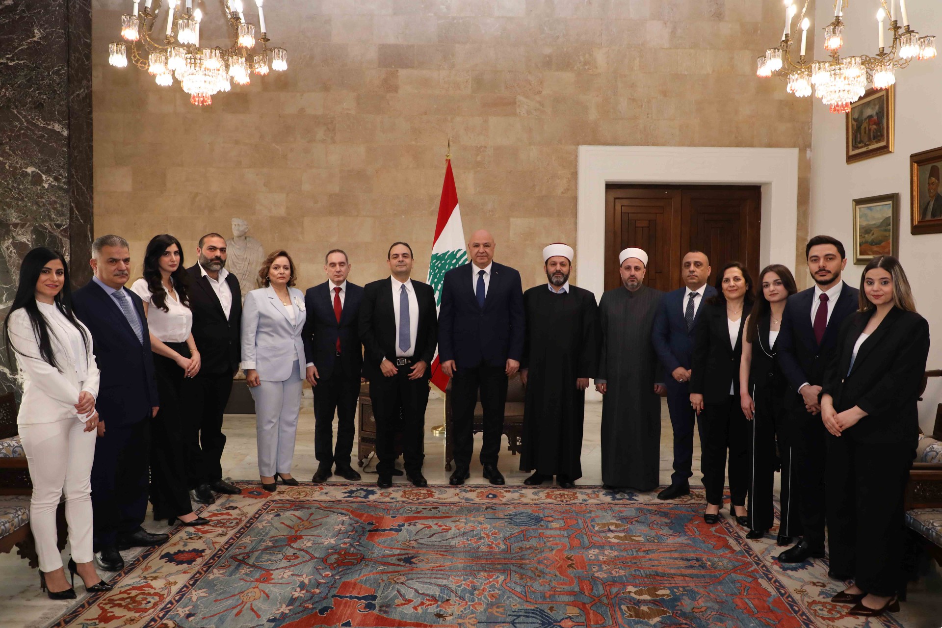 الرئيس عون استقبل النائب حيدر ناصر على رأس وفد: ثقافة المواطنة يجب ان تسود في لبنان وعلينا البناء على نجاح اللبنانيين في الخارج الرئيس عون استقبل النائب حيدر ناصر على رأس وفد: ثقافة المواطنة يجب ان تسود في لبنان وعلينا البناء على نجاح اللبنانيين في الخارج