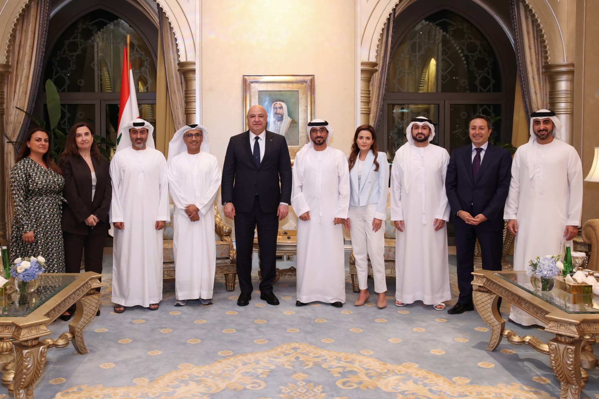 الرئيس عون التقى السفير دندن والعاملين في السفارة في ابو ظبي وتحدث مع رؤساء تحرير الصحف الاماراتية الرئيس عون التقى السفير دندن والعاملين في السفارة في ابو ظبي وتحدث مع رؤساء تحرير الصحف الاماراتية