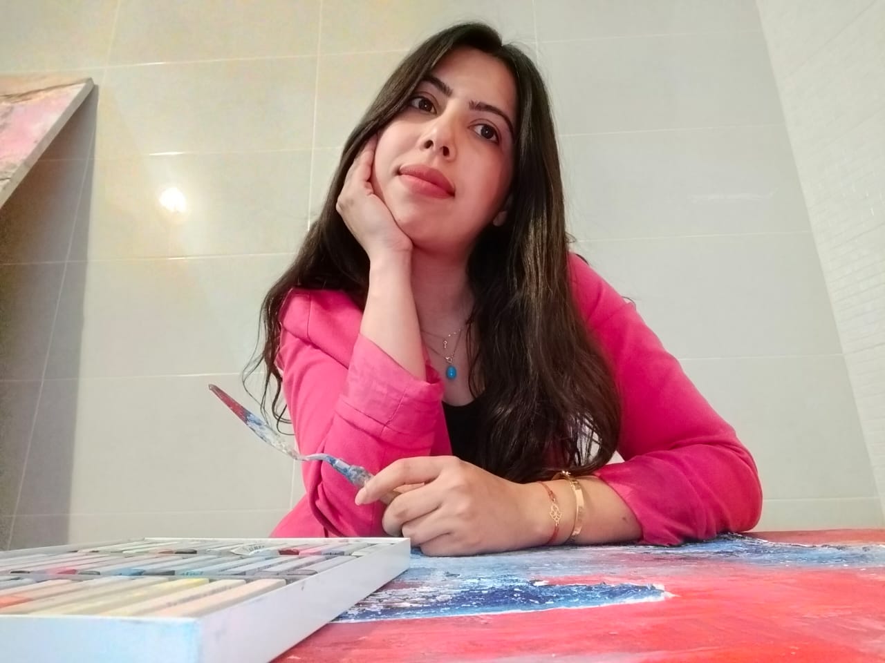 الفنانة التشكيلية سناء قرواش.. حين يُصبح اللون اعترافًا واللوحة ملاذًا للروح الفنانة التشكيلية سناء قرواش.. حين يُصبح اللون اعترافًا واللوحة ملاذًا للروح