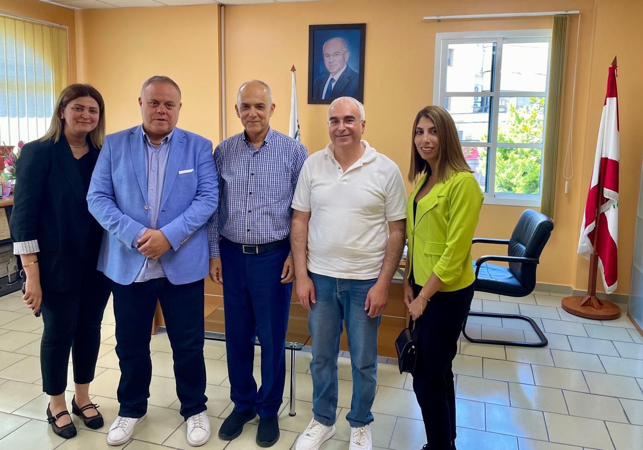 د. خالد مراد يستقبل الأستاذ وهيب سيقلي صاحب مدرسة غاردن سيتي د. خالد مراد يستقبل الأستاذ وهيب سيقلي صاحب مدرسة غاردن سيتي