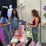 طلاب جامعة القديس يوسف يكتسبون خبرات ميدانية من خلال برنامج Comin Academy في منتدى الجمال والصحة النفسية