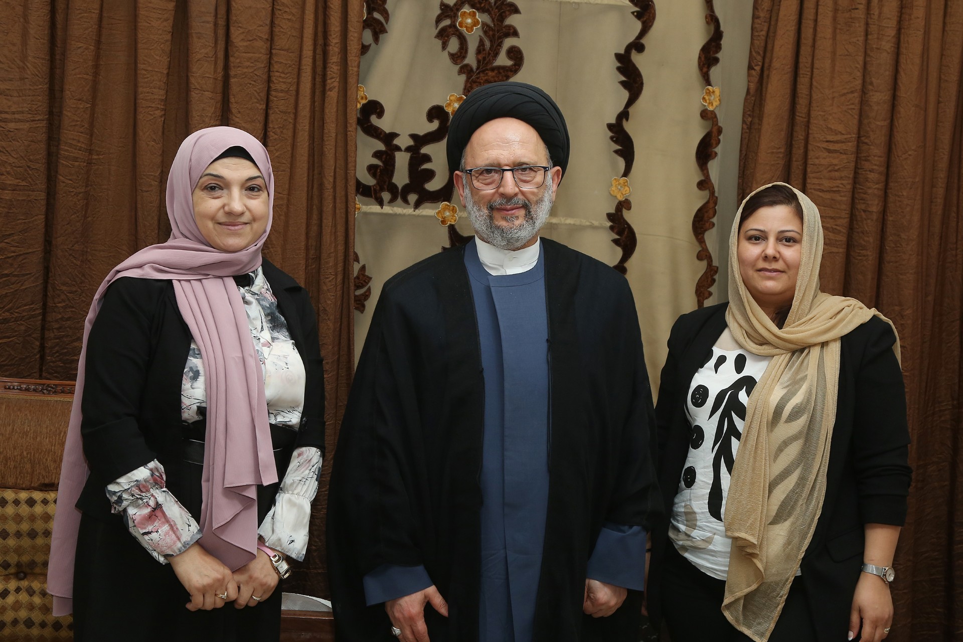 استقبل وفد راهبات المحبة العلامة فضل الله: نبني الوطن بثقافة الحوار وقبول الآخر استقبل وفد راهبات المحبة العلامة فضل الله: نبني الوطن بثقافة الحوار وقبول الآخر